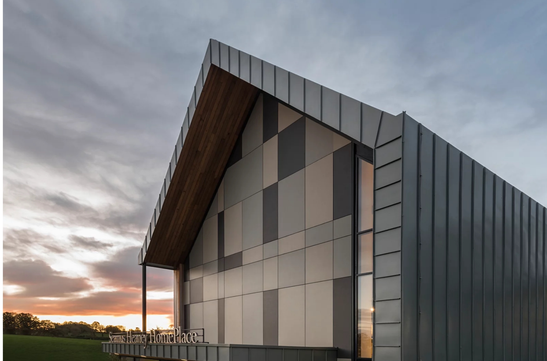 Grande tour noire et blanche dont la façade est composé de panneaux COPANEL®, marque de ciment composite